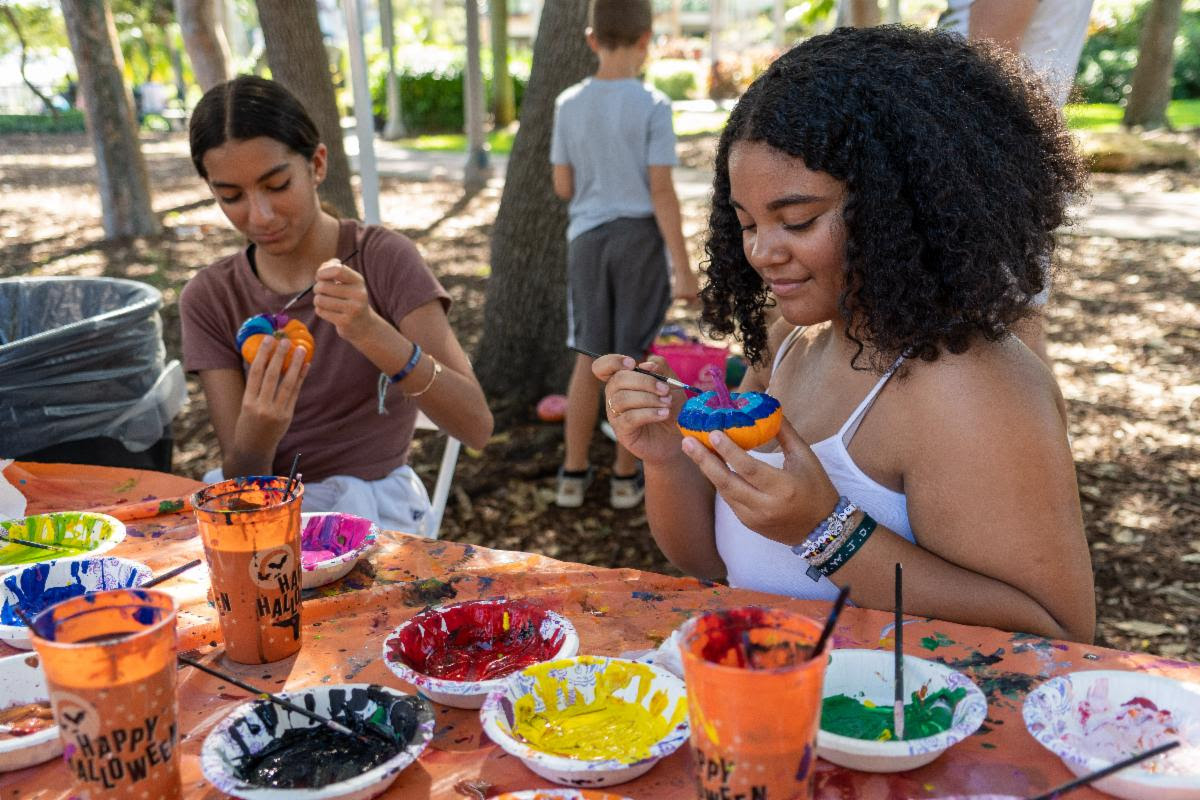 Riverwalk offers Fall Festival with pumpkin decorating & free entry