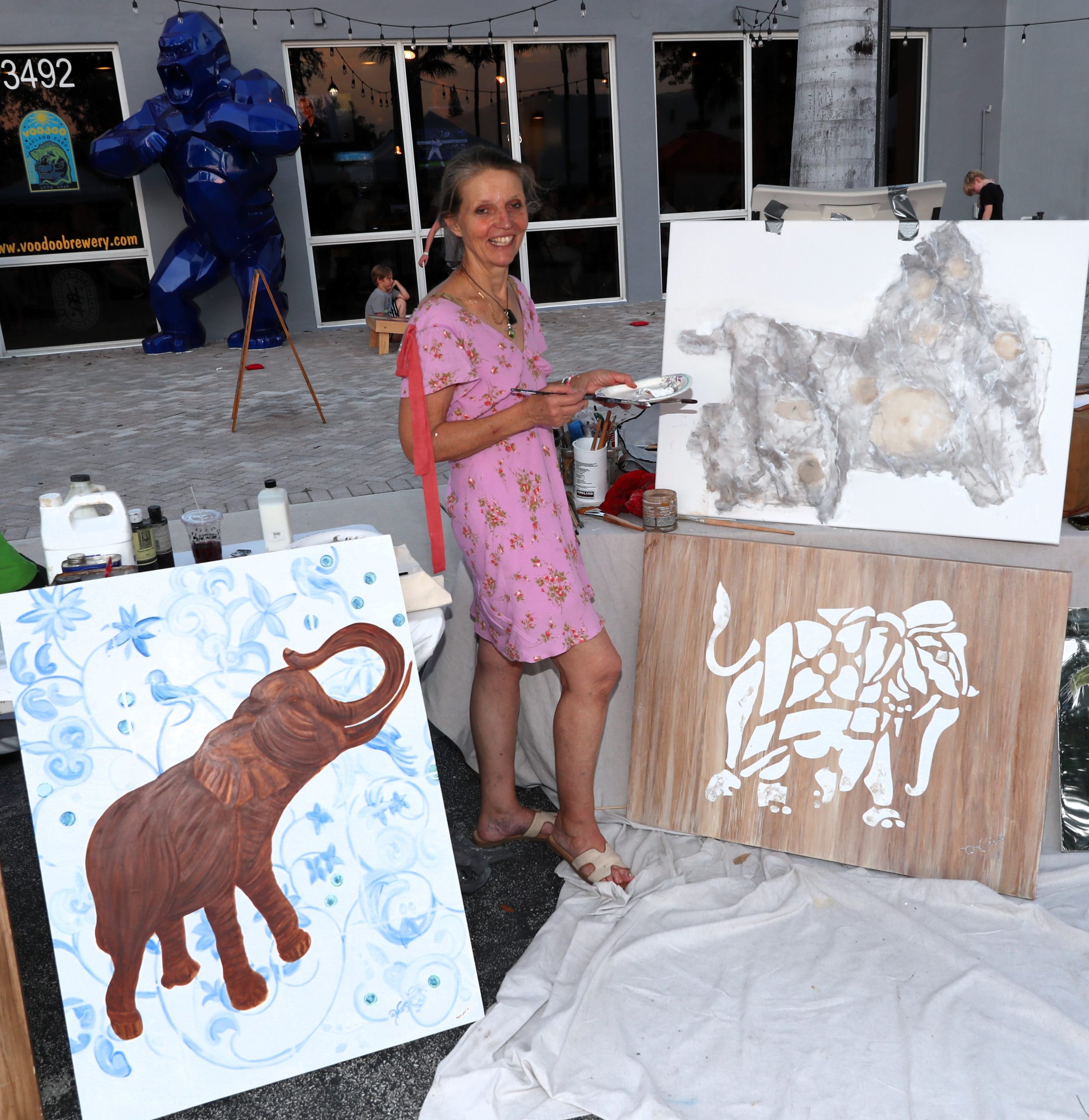 Light show, street performers & outdoor bar at Art Walk in Oakland Park
