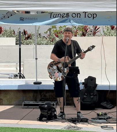 Entertainers perform at Tunnel Top Plaza in Fort Lauderdale & entry is free