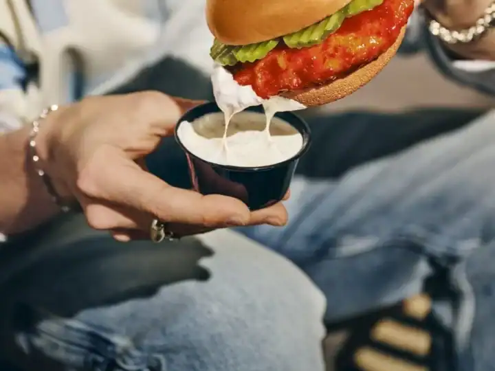 Wingstop chicken sandwich e1793280703266